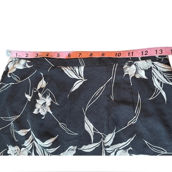 Hilo Hattie 100% Silk Knee-Length Skirt Size 6 Black White Floral Casual - Picture 4 of 9